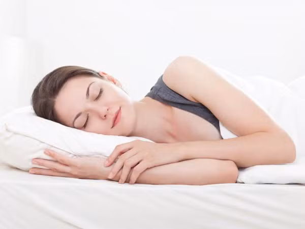 Người lệch vách ngăn và polyp mũi nên nằm nghiêng, giữ cho luồng khí qua miệng và mũi được thông suốt, giảm tần suất thở bằng miệng vào ban đêm. Nhờ vậy, người bệnh giảm được tình trạng chóng mặt, khô họng vào buổi sáng.