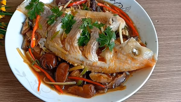 Trong các cách chế biến, hấp được đánh giá là cách ăn cá bổ nhất. Nguyên nhân bởi cá hấp vừa thơm ngon, vừa có thể giữ lại tối đa các chất dinh dưỡng trong cá và tránh ăn quá nhiều chất béo.