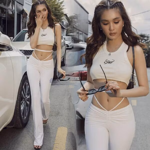 Người body săn chắc, mảnh mai thích hợp với cách phối đồ này hơn. Trong khi đó, những người có vòng eo bánh mì nên tránh xa bởi chúng dễ làm lộ khuyết điểm trên cơ thể. Ảnh: Instagram ngoctrinh89