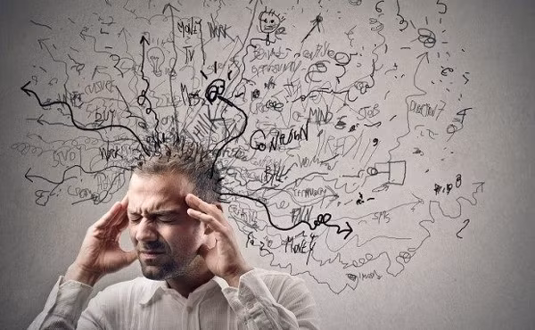 Căng thẳng quá mức, suy nhược cơ thể và lượng đường trong máu thấp cũng dễ dẫn đến hiện tượng tay chân lạnh.