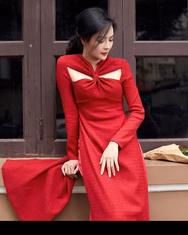 Sở hữu vóc dáng nuột nà, các món đồ cắt khoét, xẻ tà không làm khó được cô nàng hotgirl.