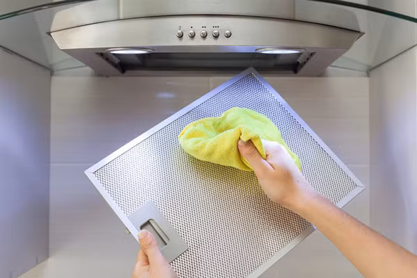Để đảm bảo, bạn cần vệ sinh máy hút mùi định kì, không tắt máy hút mùi ngay sau khi nấu.