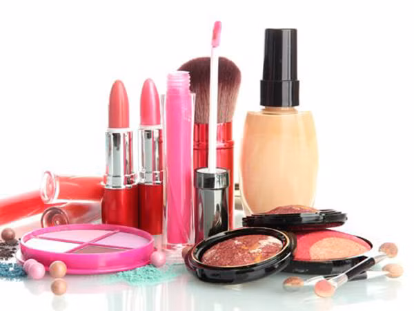 Nhìn chung, mỹ phẩm thường được sản xuất trong điều kiện vệ sinh nghiêm ngặt để kiểm soát sự phát triển, tích tụ của vi sinh vật trong quá trình sử dụng. Bên cạnh đó, nhà sản xuất có thể tận dụng chất bảo quản để ngăn chặn sự phát triển của vi khuẩn song các chất này có thời hạn sử dụng cố định.