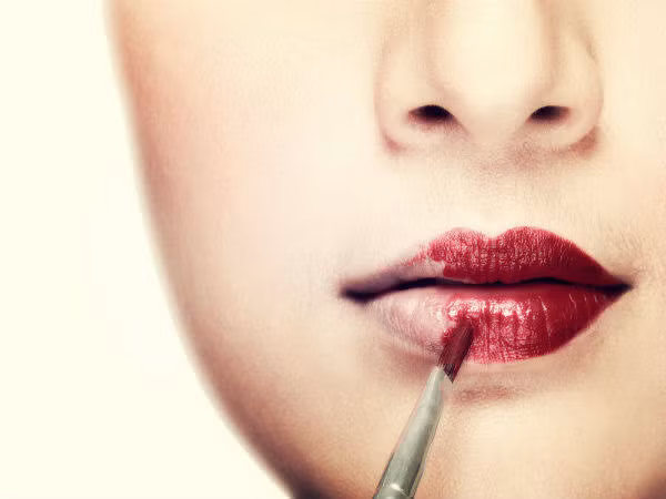 Bình thường, hạn sử dụng sẽ được in trên bao bì, nó sẽ xuất hiện dưới dạng kí hiệu như 3M, 6M, 12M, 18M, 24M hoặc 36M. Kí hiệu này tương ứng với số tháng sản phẩm có thể sử dụng. Hầu hết các sản phẩm có giá trị từ 3 đến 12 tháng. Tuy nhiên, nghiên cứu chỉ ra mọi người thường sử dụng các sản phẩm quá hạn sau khi mở nắp, gây tích tụ vi khuẩn.