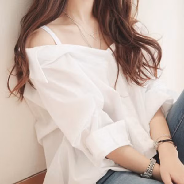 Cách điệu với sơ mi đen trắng. Áo sơ mi trắng là trang phục “quốc dân”, nam hay nữ đều có thể mặc, dù trong độ tuổi hay hoàn cảnh nào thì mẫu áo sơ mi này sẽ đều phù hợp. Với áo sơ mi trắng, các nàng sẽ trở nên trẻ trung, thanh lịch hơn nhiều, có thể mặc cùng với nhiều trang phục và phụ kiện khác nhau mà không mất nhiều thời gian phối đồ. Ảnh minh họa