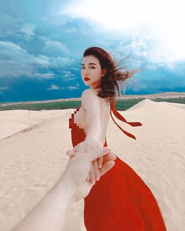 Những set đồ cô chọn đều có điểm nhấn, giúp tôn lên nước da trắng mịn không tì vết, đường cong mê hoặc.