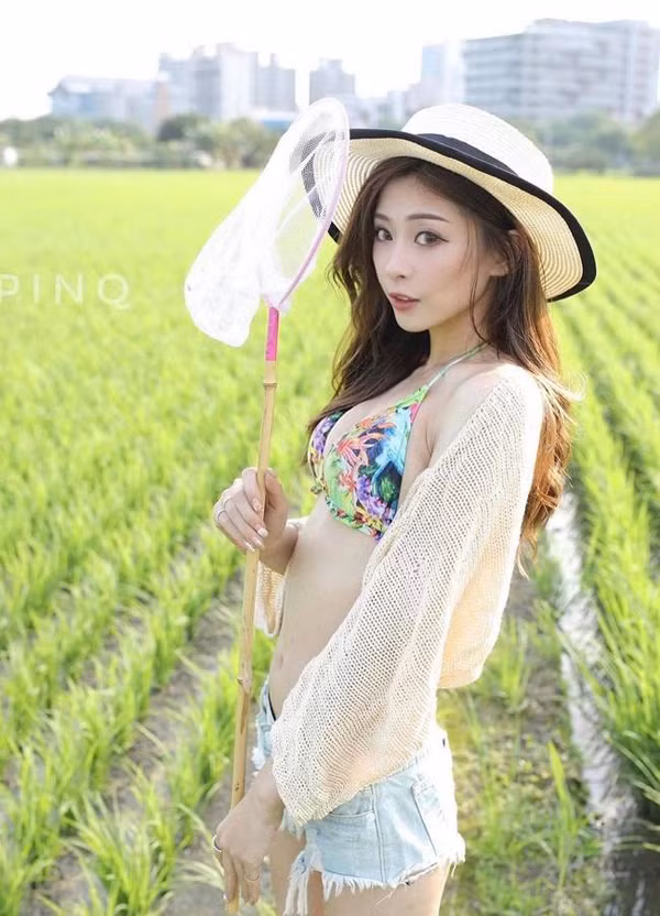 Vậy nhưng, những cô gái này lại cố tình mặc hở lội ruộng, lựa chọn quần áo không ăn nhập với bối cảnh xung quanh.