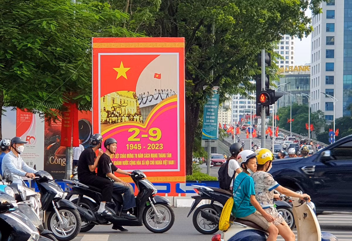 Panô, khẩu hiệu được trang trí khắp các tuyến phố Liễu Giai. (Ảnh Công Lý)