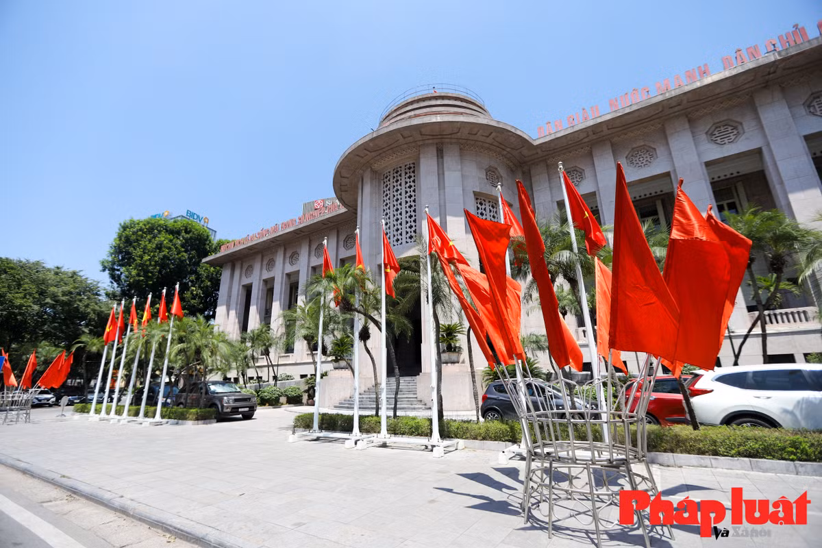 Cờ hoa trang trí phía trước Ngân hàng Nhà nước Việt Nam. (Ảnh Pháp luật Xã hội)