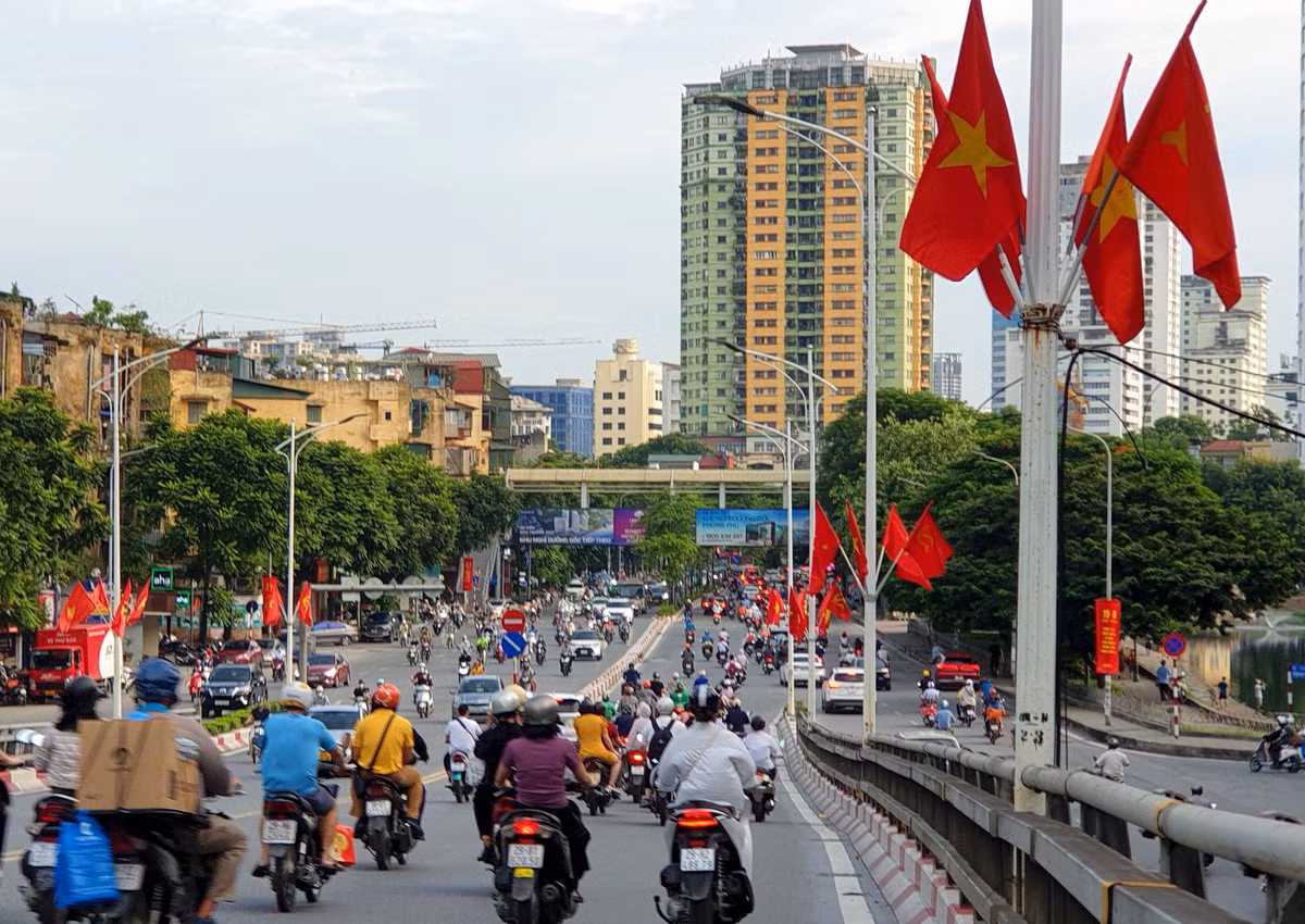 Những tuyến phố như: Trần Phú, Điện Biên Phủ, Liễu Giai, Nguyễn Chí Thanh, Hai Bà Trưng, Tràng Thi, Hàng Bông, Hoàng Diệu, Phan Đình Phùng, Lê Hồng Phong, khu vực Hồ Gươm, Nhà hát Lớn và các cơ quan Thành ủy, HĐND, UBND thành phố... đều rực rỡ sắc cờ đỏ sao vàng. (Ảnh Công Lý)