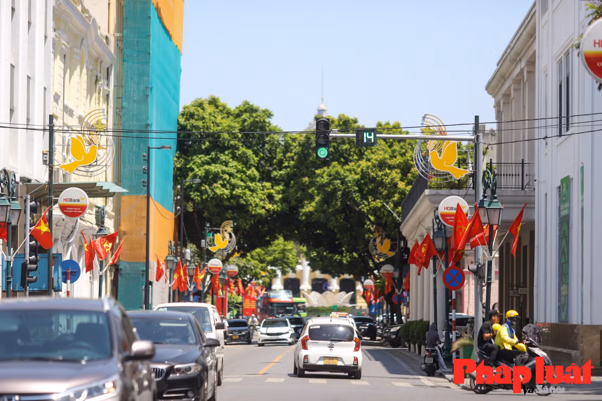 Những tuyến phố chính xung quanh các quận nội thành như Hoàn Kiếm, Ba Đình... được trang trí rực rỡ cờ hoa. (Ảnh Pháp luật Xã hội)