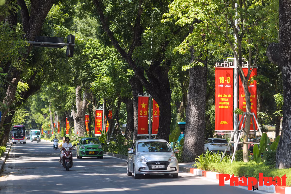 Những con đường được trang trí rực rỡ cờ hoa mừng ngày lễ lớn của đất nước. (Ảnh Pháp luật Xã hội)