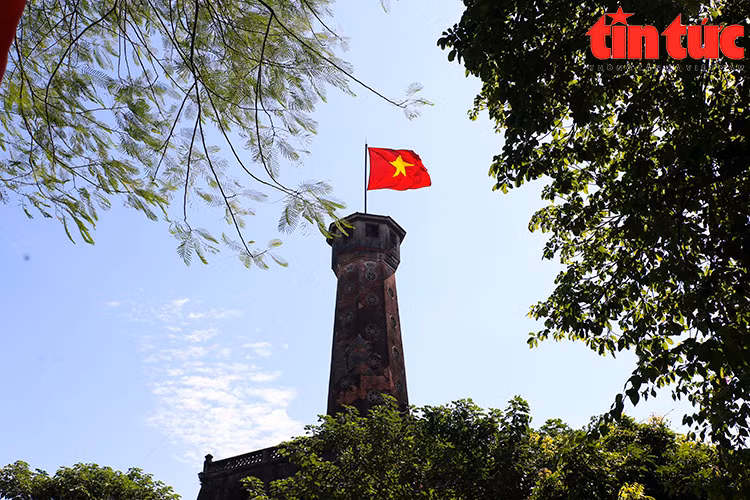 Lá cờ đỏ sao vàng tung bay trên Cột cờ Hà Nội. (Ảnh Tin tức)