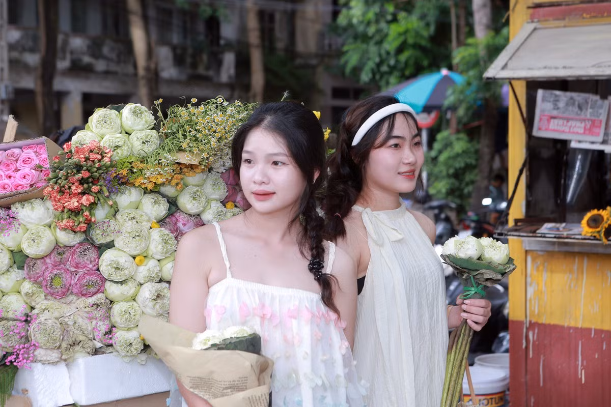 Những thiếu nữ khoe sắc bên xe chở hoa đa sắc màu