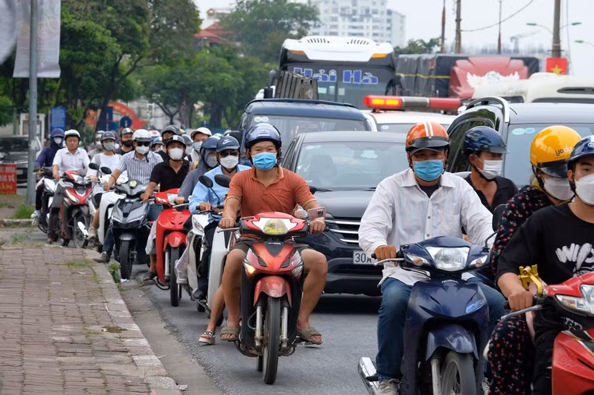 Tại tuyến đường Giải Phóng, nơi có 2 bến xe lớn là Nước Ngầm và Giáp Bát, lượng phương tiện đổ về 2 bến xe đông đột biến, khiến giao thông ở đây xảy ra ùn tắc nghiêm trọng. (Ảnh Đại Đoàn Kết)