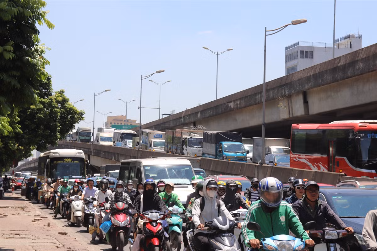 Trên đường Khuất Duy Tiến, đoạn công viên Thanh Xuân nối vành đai 3 trên cao, các phương tiện trên và dưới cầu phải xếp hàng dài vì tắc đường. (Ảnh Lao Động)