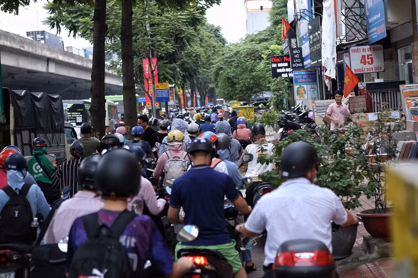 Tình trạng ùn tắc kéo dài khiến nhiều phương tiện phải "chôn chân" trên đường. (Ảnh Đại Đoàn Kết)
