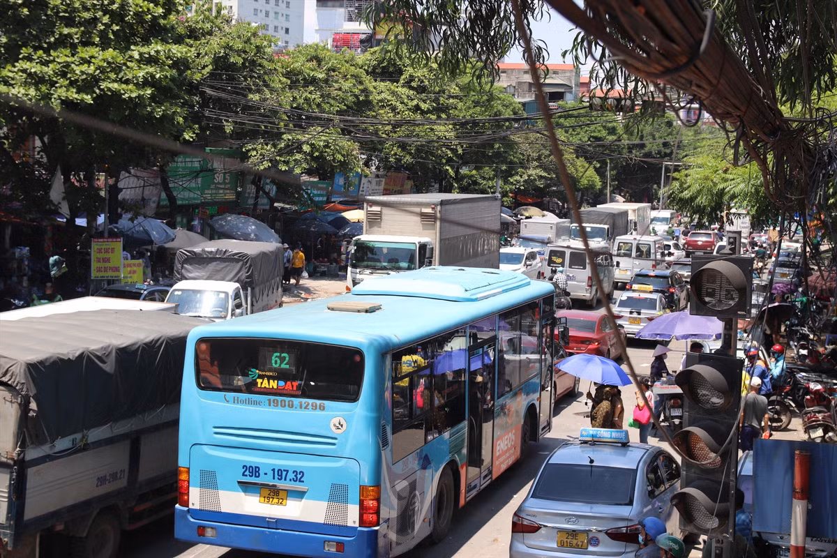 Tại đoạn cổng Bệnh viện K3 (Thanh Trì, Hà Nội), đoàn xe nối đuôi nhau di chuyển từng chút một. (Ảnh Lao Động)