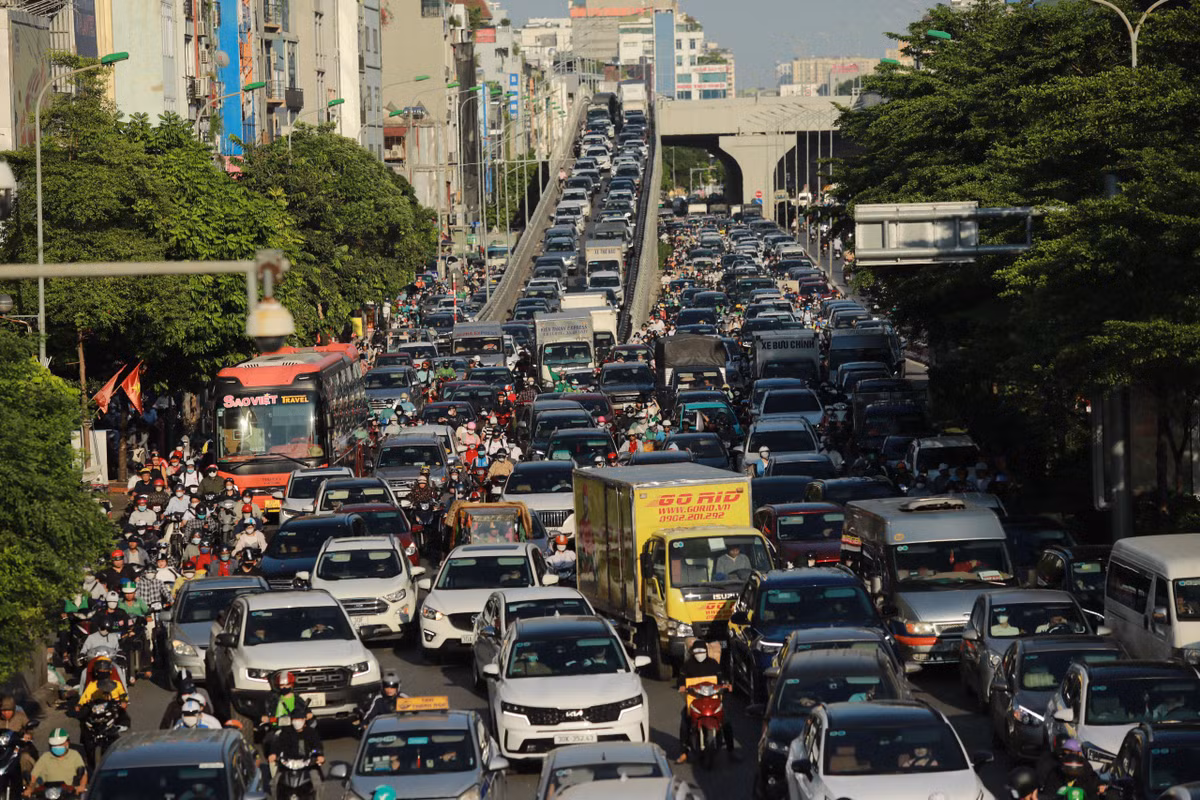 Đường Trường Chinh, nút giao từ Vành đai 2 xuống Ngã Tư Sở ùn tắc. (Ảnh Giáo dục thời đại)