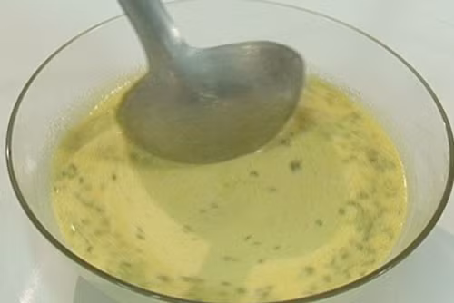 Bột làm bánh xèo ở Bến Tre luôn được pha với nước cốt dừa, vì vậy bánh chiên lên không bị khô. Bột bánh xèo được trộn đều cùng với bột nghệ và thêm các gia vị (muối + đường + bột ngọt + nước cốt dừa + hành lá xắt nhuyễn) nêm nếm cho vừa khẩu vị. Ảnh: vaobepnauan