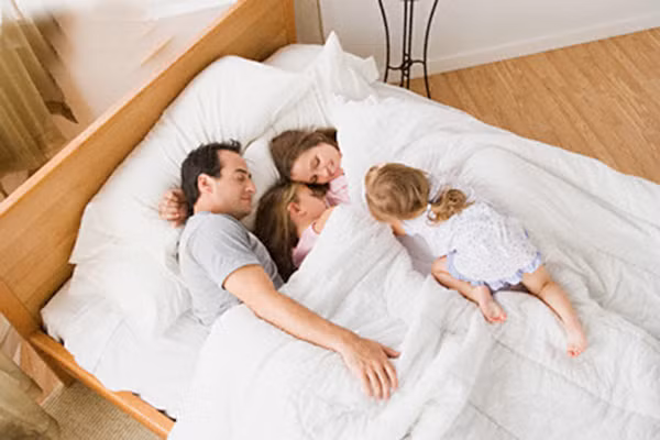 Tai nạn khiến bé bị tử vong trong khi ngủ vẫn được coi là nguyên nhân phổ biến nhất của chứng đột tử ở trẻ từ 1 tháng đến 1 tuổi. Trong nhiều năm nghiên cứu, chuyên gia tâm thần học tại trường đại học Havard, Michael Common, thấy rằng các em bé ngủ riêng thường có nguy cơ đột tử và stress. Trong khi đó, các em bé ngủ chung giường cùng bố mẹ có sự hài hòa tâm lý với mẹ.