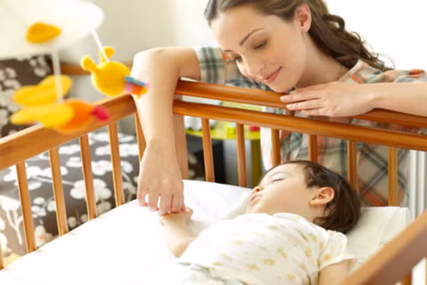 Gia đình sẽ gần gũi hơn. Những đứa trẻ ngủ cùng bố mẹ sẽ có nhiều cảm giác kết nối, hạnh phúc và tâm trạng vui vẻ hơn những trẻ em ngủ một mình. Bố mẹ và con cái ngủ cùng nhau mang lại nhiều thời gian cho cả nhà bên nhau mỗi ngày, để chia sẻ tình yêu, nuôi dưỡng những khoảnh khắc ngọt ngào qua từng hơi thở ấm áp trong giấc ngủ.