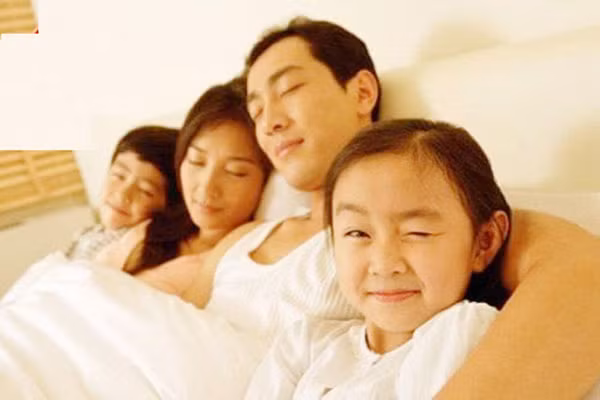  Tạo dựng lòng tự trọng. Trẻ em ngủ cùng bố mẹ sẽ có cảm giác an toàn hơn, do đó sẽ ít gặp phải các hành vi, áp lực tâm lý và hài lòng hơn với cuộc sống. Chúng cũng ít có khả năng bị rối loạn căng thẳng so với những trẻ không ngủ cùng bố mẹ.