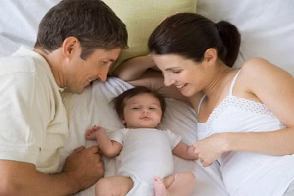 Theo tiến sỹ Jay Gordon, tác giả cuốn sách "Good Nights: The Happy Parents Guide to the Family Bed" nhận định, một đứa trẻ thường xuyên được ngủ cùng với bố mẹ, sẽ nhận được ôm ấp, vỗ về nên ít có biểu hiện mút tay, cũng không cần những đồ vật trấn an tâm lý.