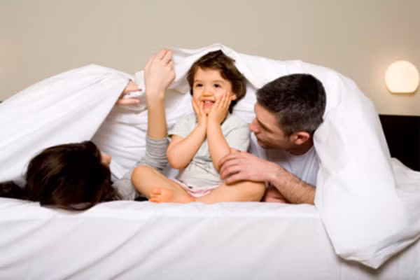 Sự gần gũi giữa cha mẹ và con giúp trẻ điều hòa hơi thở, trạng thái ngủ, nhịp tim và nhiệt độ cơ thể. Những em bé bị bỏ cho khóc một mình sẽ gia tăng nồng độ hormone cortisol, tổn hại đến sự phát triển não bộ, dễ bị ảnh hưởng bởi stress, dễ ốm hơn và quá trình bình phục chậm hơn nếu bị bệnh.