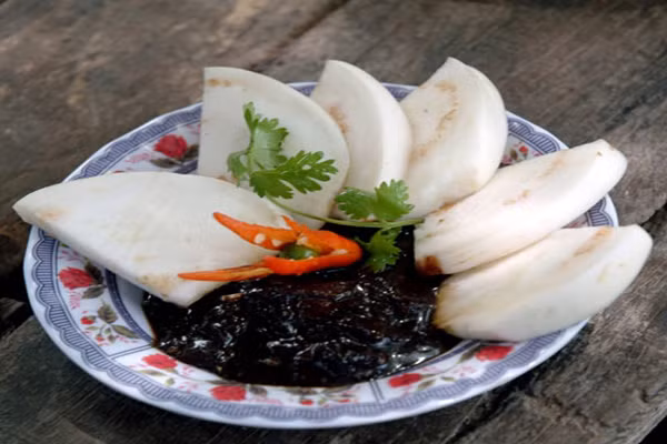Mỗi năm vào mùa con còng lột vỏ, thường là mùng 5 tháng 5, người ta theo các con lạch bắt con còng còn đang mềm làm nguyên liệu. Còng bắt về rửa sạch, lột bỏ mai, yếm, ướp với muối, cơm nguội theo một tỷ lệ thích hợp sau đó đem quết. Quết xong mới vắt nước cốt và phơi nắng cho đến khi nào nước cốt ấy kẹo lại như mắm ruốc. Ai từng thức món mắm còng ăn với bún, rau sống, thì sẽ nhớ mãi. (Ảnh: Mamcong).