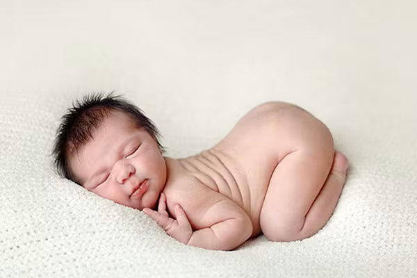 8. Ngủ trưa. Trẻ em ngủ rất nhiều và đó là điều cần thiết. Thậm chí khi con bạn lớn hơn, thì một giấc ngủ trưa sẽ rất có ích sau khoảng thời gian hoạt động mệt mỏi. Tuy nhiên, thời gian ngủ trưa quá dài hay quá ngắn cũng sẽ ảnh hưởng không tốt đến giấc ngủ chính vào buổi tối. Thói quen hàng ngày về giấc ngủ của trẻ có thể bị phá vỡ nếu ngủ trưa ko đúng cách. Đối với trẻ em, thanh thiếu niên hay cả người lớn, ngủ trưa chỉ tầm 30 phút là tốt nhất.