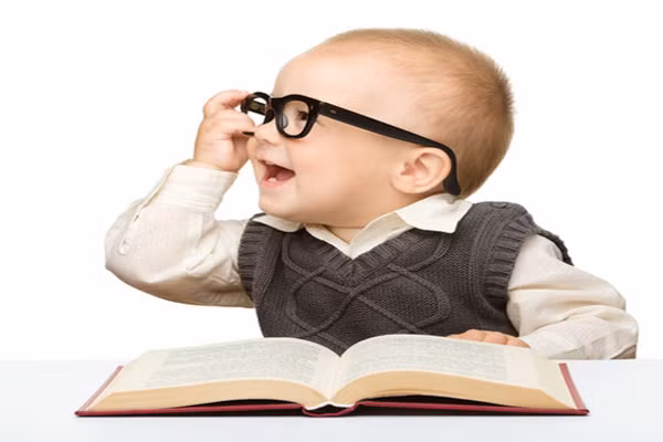 4. Đọc sách mỗi ngày. Kỹ năng đọc sách sẽ giúp ích rất nhiều cho sự thành công của con sau này. Tiếp xúc với sách từ nhỏ sẽ khiến cách mô não phát triển nhanh nhạy hơn. Theo Viện Hàn lâm Nhi khoa Mỹ (AAP), nên đọc sách cho trẻ nghe từ 6 tháng tuổi trở đi. Sau khi trẻ biết chữ, hãy đọc cho trẻ đọc những cuốn sách có hình như chuyện cổ tích hay truyện ngụ ngôn. Cha mẹ hãy xem việc đọc sách cho con nghe là một công tác điều trị chứ không phải là những việc vặt.