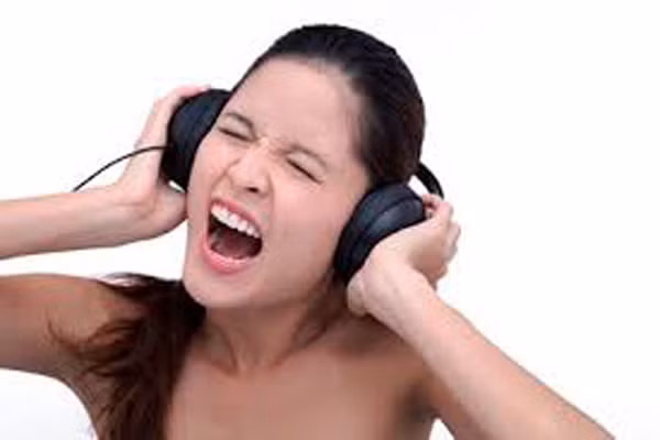 Chỉ riêng ở Mỹ, số thanh niên mất kiểm soát thính lực đã tăng từ 3,5% trong năm 1994 lên 5,3% trong năm 2006. Đại diện của tổ chức này nói thêm, những người cả ngày áp tai nghe nhạc bị ảnh hưởng rất lớn, dần theo từng ngày mà họ không hề nhận ra.