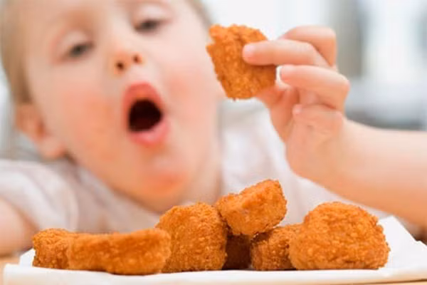 Đe dọa sức khỏe tim mạch. Theo các nghiên cứu khoa học, giữa việc ăn uống và quá trình phát sinh bệnh động mạch vành có mối liên hệ mật thiết. Khi chúng ta ăn quá no, cholesterol tích tụ ở thành động mạch sẽ khiến cho động mạch xơ cứng nhanh, ảnh hưởng xấu tới động mạch vành. Nếu sau khi ăn thấy đau tim co thắt thì càng phải chú ý.