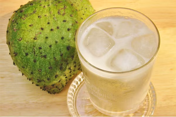 Hơn thế, mãng cầu xiêm còn hỗ trợ cơ thể chữa bệnh như đau nửa đầu, ngăn ngừa thiếu máu, lọc gan, củng cố xương...