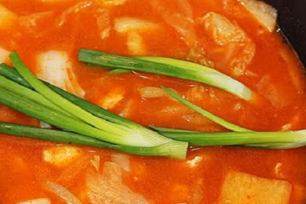 Cuối cùng bạn cho đậu phụ vào nồi, đun đến khi món canh sôi trở lại rồi cho thêm hành lá và chút tiêu trước khi tắt bếp. Món ăn nóng sốt với màu sắc bắt mắt và hương thơm hấp dẫn sẽ khiến bạn không thể chối từ.(Ảnh:toinayangi.com)