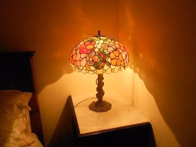 Trường hợp khác, thống kê cho kết quả, những phụ nữ sống ở các nước nghèo, nơi có ánh sáng đèn điện cũng có phần trăm ung thư thấp hơn hẳn. Phụ nữ thuộc các nước hiện đại đã phải làm việc nhiều vào ca đêm cộng với stress khiến cho họ dễ mắc ung thư hơn.