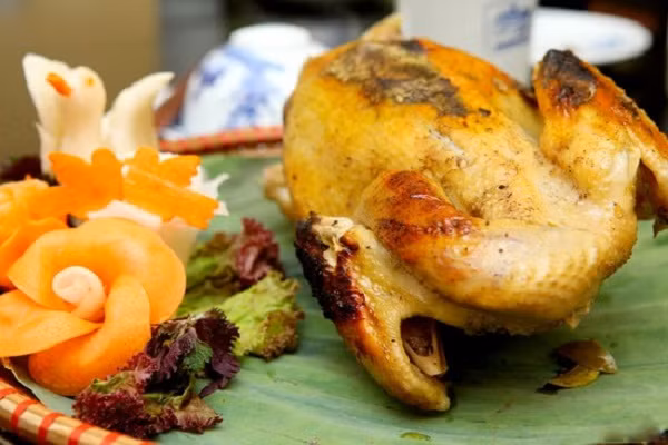 Gà nướng đất sét mang hương vị mộc mạc tự nhiên, thịt gà chắc ngọt và thơm ngậy. Món gà cái bang tuyệt ngon khi ăn nóng, hấp dẫn bởi vị ngọt của gà, mùi thơm đặc trưng từ đất sét, nấm hương cùng vị mặn của muối, vị cay của tiêu, của ớt. Miếng thịt đậm đà ăn nhiều không ngán. Gà bọc đất nướng là món ăn dân dã, mang đậm hồn quê hương. Bất kì ai, dù mới thưởng thức một lần cũng không thể quên hương đất mộc mạc mà đầy tinh tế ấy. (Ảnh: depplus.vn)