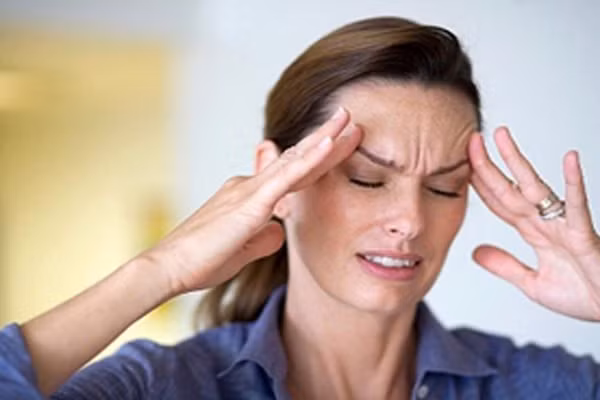 Gây mất cân bằng và mệt mỏi. Ngoài những triệu chứng ung thư xương phổ biến như trên thì việc cơ thể bạn suy nhược, sốt cao hay ra mồ hơi và sụt cân cũng là một triệu chứng ung thư xương.