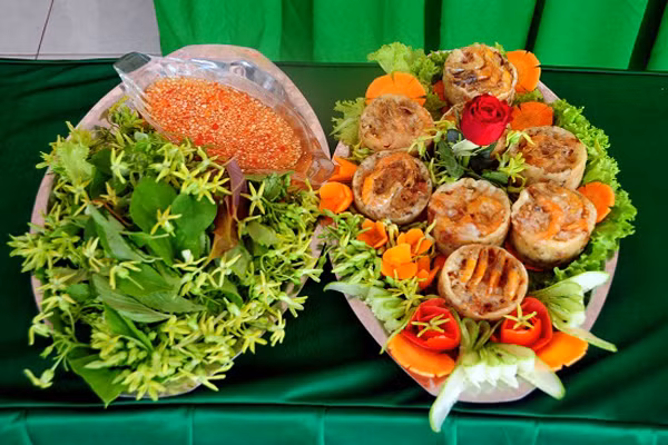 Bánh cống. Bánh cóng hay còn gọi là bánh cống có nguồn gốc ở huyện Mỹ Xuyên, tỉnh Sóc Trăng. Bánh có vỏ làm từ bột gạo, bột đậu nành và trứng, còn nhân bánh là thịt heo băm ướp gia vị và trộn với củ hành tím xắt nhỏ và một ít đậu xanh hấp. Bánh cóng nhìn cực kì đẹp mắt và hấp dẫn, từng chiếc vàng ruộm, nổi rõ hình con tôm đỏ tươi ngon.