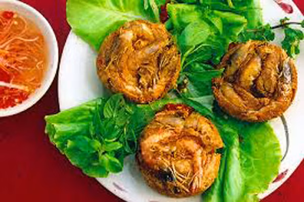 Bánh cóng ngon tuyệt cú khi ăn cùng với các loại rau thơm, rau sống như húng lủi, quế, xà lách, cải xanh... Hương vị đặc trưng đầy nét cuốn hút khiến bất cứ ai cũng phải mê mẩn. Thật không thiên vị chút nào khi nói bánh cóng là một trong những loại bánh ngon nhất đất Việt ta.