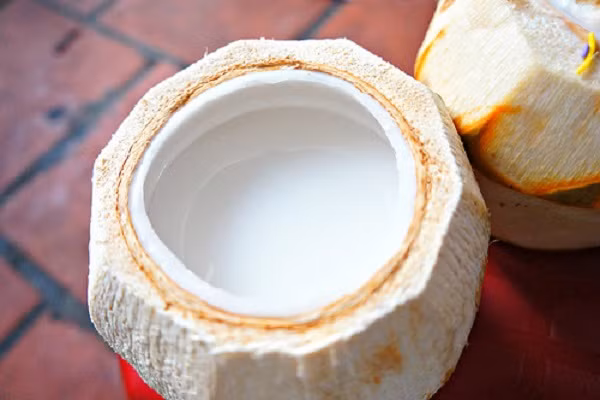 Vào thời khắc giao mùa được ăn được ăn một miếng thạch dừa xiêm sẽ rất thú vị. Thạch dừa cực giòn và thơm mát, ngọt lịm thơm mùi dừa tươi là món ăn vặt cực ngon khiến bạn không thể từ chối. Cách làm món thạch dừa cũng rất đơn giản nên bạn có thể tự thực hiện tại nhà để mọi người cùng thưởng thức. (Ảnh: avui.vn)