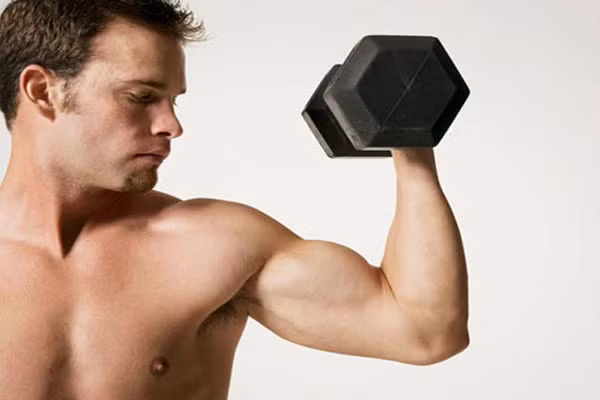 7. Protein có thực sự cho bạn cơ bắp rắn chắc? Chỉ nạp vào cơ thể mỗi protein thì không đủ để xây dựng cơ bắp nhưng protein là điều kiện đủ để cơ bắp phát triển. Cơ bắp săn chắc hay không còn phụ thuộc vào chế độ luyện tập của bạn. Nếu bạn cứ chăm chăm ăn thịt gà cả ngày mà không ăn rau xanh hoặc không ngó ngàng gì đến vận động cơ thể thì cơ bắp sẽ nhão nhoẹt.