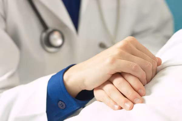 Một lựa chọn khác cho những phụ nữ không cắt bỏ buồng trứng (vì không muốn mất chức năng buồng trứng và mãn kinh sớm) là loại bỏ ống dẫn trứng và cắt bỏ buồng trứng muộn hơn. Trong thực tế, một số bệnh như ung thư buồng trứng hoặc phúc mạc nguyên phát có thể phát triển ở ống dẫn trứng sau khi bạn đã cắt buồng trứng.