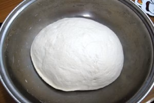 Sau khi nhào bột xong thì bỏ ra đập khoảng 7 phút để vỏ bánh được dai hơn, phun một ít nước lên bột và đem đi ủ trong vòng 30 phút.(Ảnh:sdwingnuts.com)