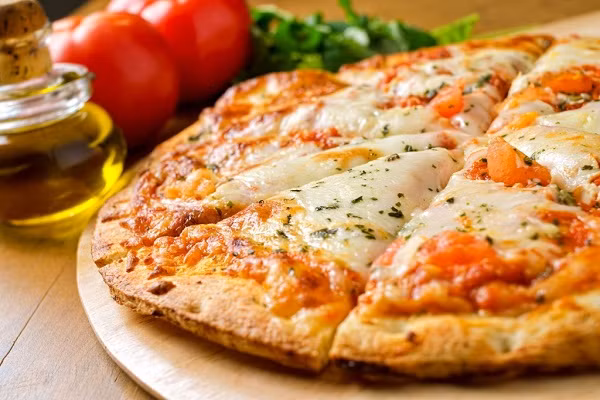 Bánh làm thành công sẽ có phần vỏ nở đều, giòn rụm, thơm mùi bơ, vị ngọt vừa phải. Bề mặt bánh có phần sốt nên không bị khô, mà thấm đều vào đế bánh, giúp cho đế bánh cũng có vị ngọt dịu nhẹ. Chịu khó lăn vào bếp hí hoáy một tý là bạn đã có bánh pizza ngon để thưởng thức rồi (Ảnh: inkfry.com)