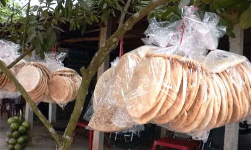 Mùi thơm của hương nếp, béo ngậy của dừa hòa quyện cùng vị ngọt thanh của đường cát đã tạo nên hương vị dân dã, ngọt thơm cho chiếc bánh phồng Sơn Đốc. Ảnh: dacsanmientay
