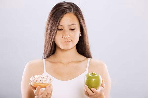 Bữa ăn phải có sự cân bằng giữa protein, carbohydrate và chất béo đúng loại. Hãy chọn các sản phẩm từ sữa, cá và thịt, bánh mì, trứng, rau. Ăn thức ăn có hàm lượng protein cao như các loại đậu, khoai tây, gạo và bột mì.