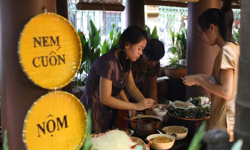 Ngoài ra, quán còn gây ấn tượng với thực khách bởi cách bài trí không gian đặc biệt mang đậm phong cách người Việt. Ảnh: ngonhanoi