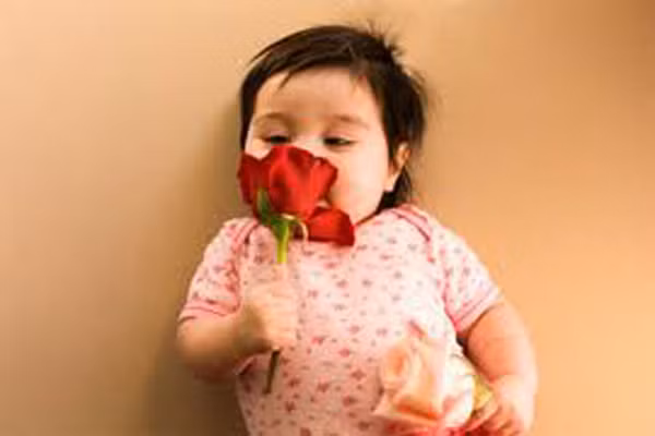 Để hạn chế bệnh lan rộng, bạn nên giữ trẻ khỏi bụi, phấn hoa, lông vật nuôi và một số loại thực phẩm nhất định. Tránh sử dụng các loại xà phòng có độ kiềm mạnh, chất tẩy rửa hoặc bất cứ thứ gì có thể gây kích ứng da. Không nên cho trẻ tắm quá thường xuyên vì sẽ làm cho da bé dễ bị khô. Việc chà xát hay làm khô da sau khi tắm cũng có thể làm da bé bị tổn thương và làm cho bệnh trở nên nặng hơn.